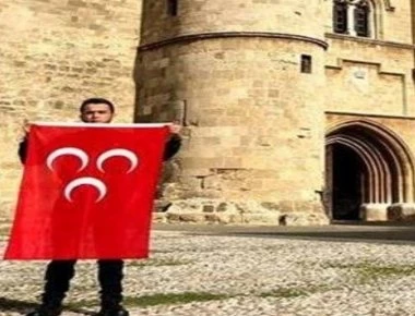 Ρόδος: Προβοκάτσια από Τούρκο που έβγαλε φωτογραφίες με την τουρκική σημαία - «Τα νησιά είναι Τουρκικά»! (φωτό)